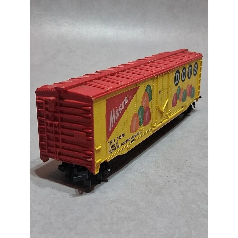 Trix Dots Advertising HO Box Car Tootsie Roll Industries Painted Plastic 91576